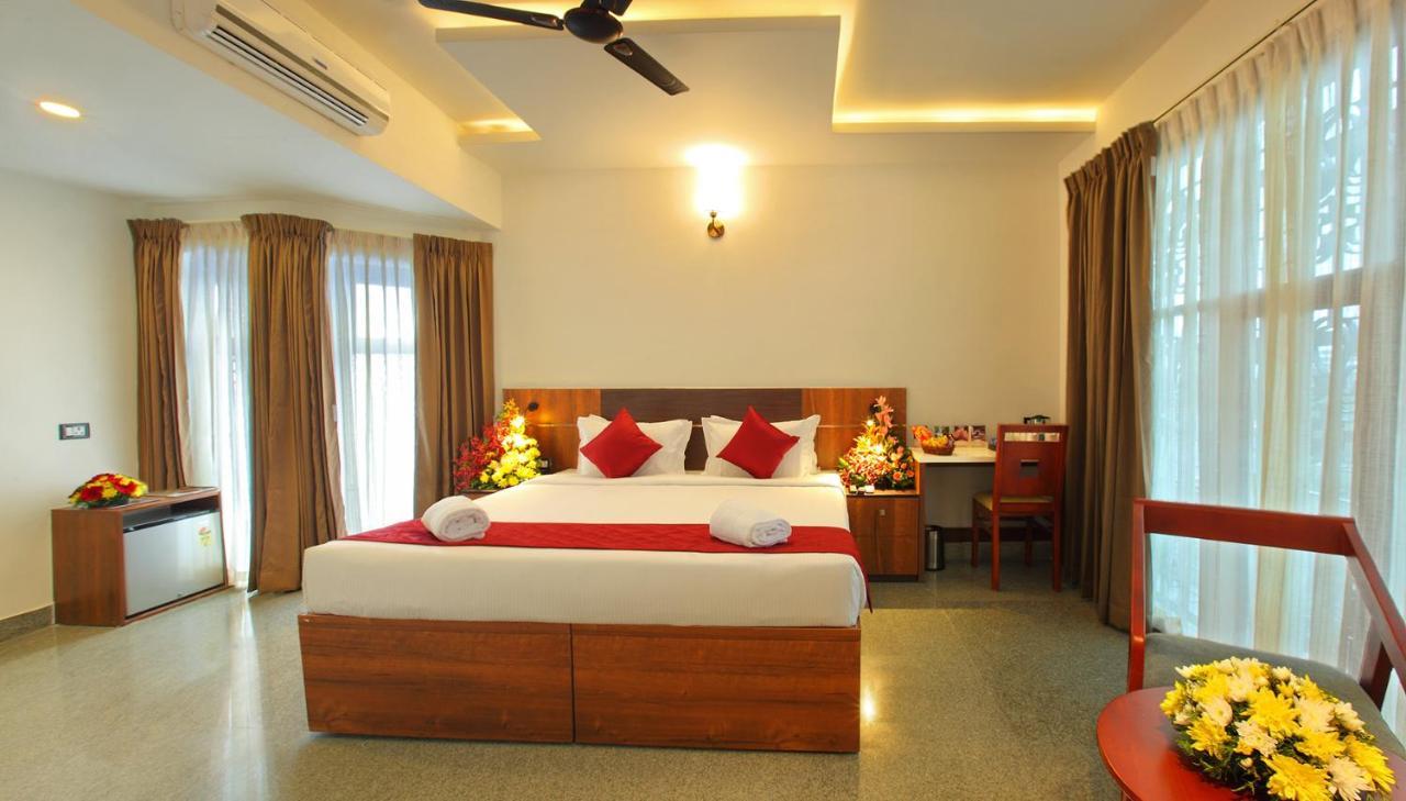 Hotel Thamburu International Thiruvananthapuram Bagian luar foto