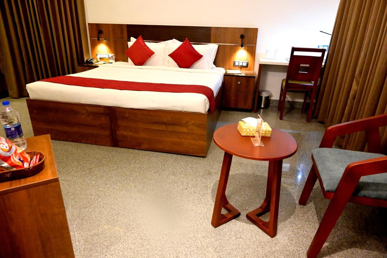 Hotel Thamburu International Thiruvananthapuram Bagian luar foto